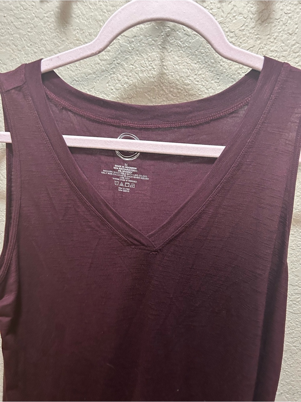Sleeveless V-Neck Tank Top in Plum - Picture 3 of 6